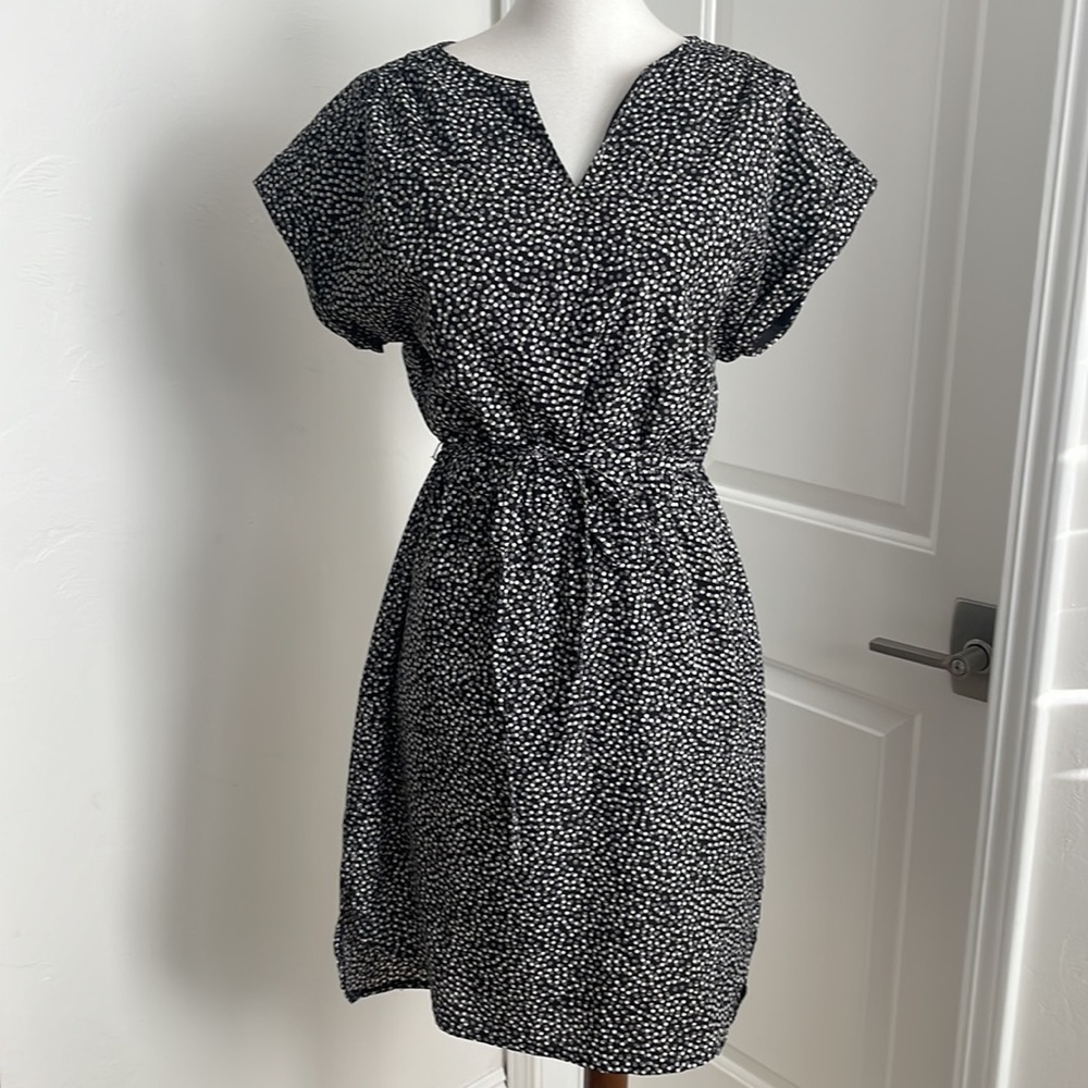 EUC White House Black Market patterned tie waist dress
